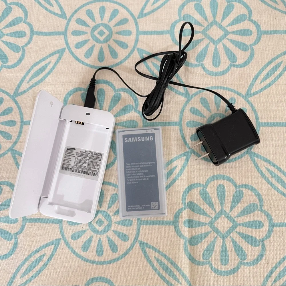 Unlocked Samsung Galaxy S5 flagship phone and charger and spare battery!